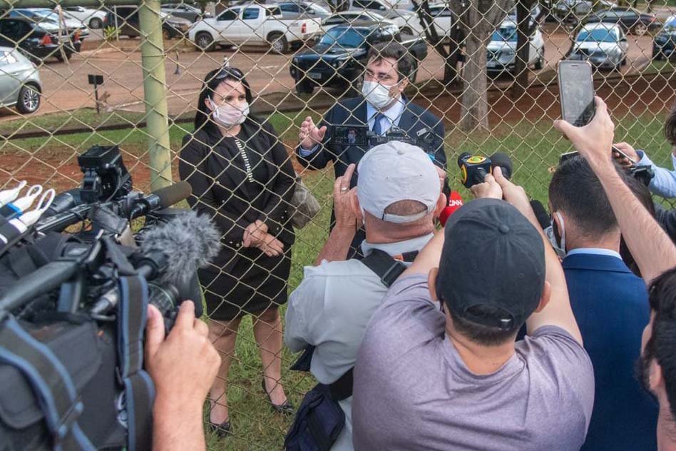 advogados da sara winter conversa com jornalistas na PF em brasília