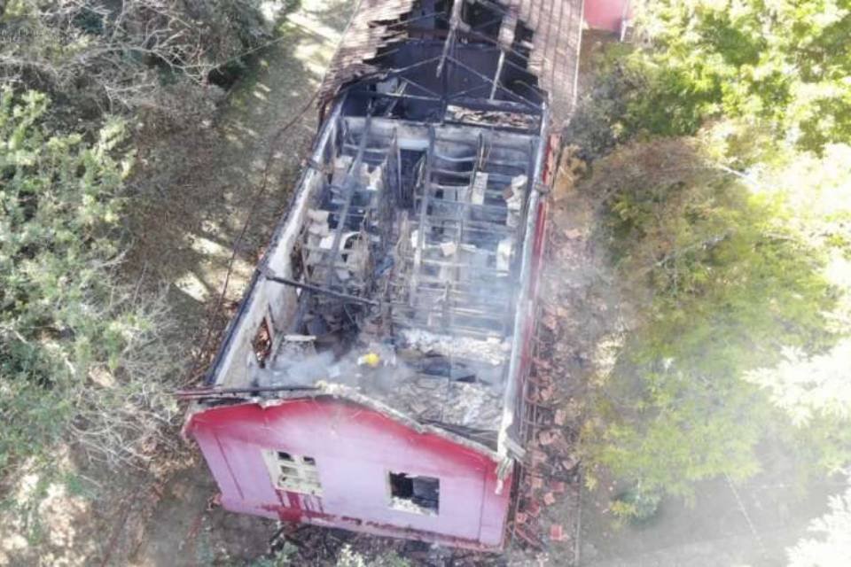 Telhado do museu destruído por incêndio