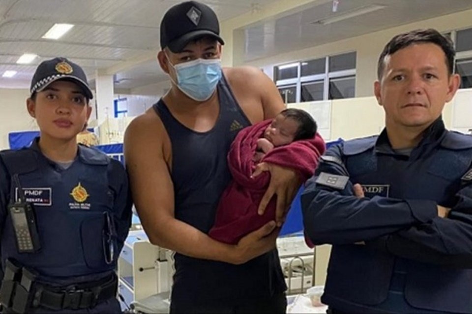 Policiais, pai e recém-nascida