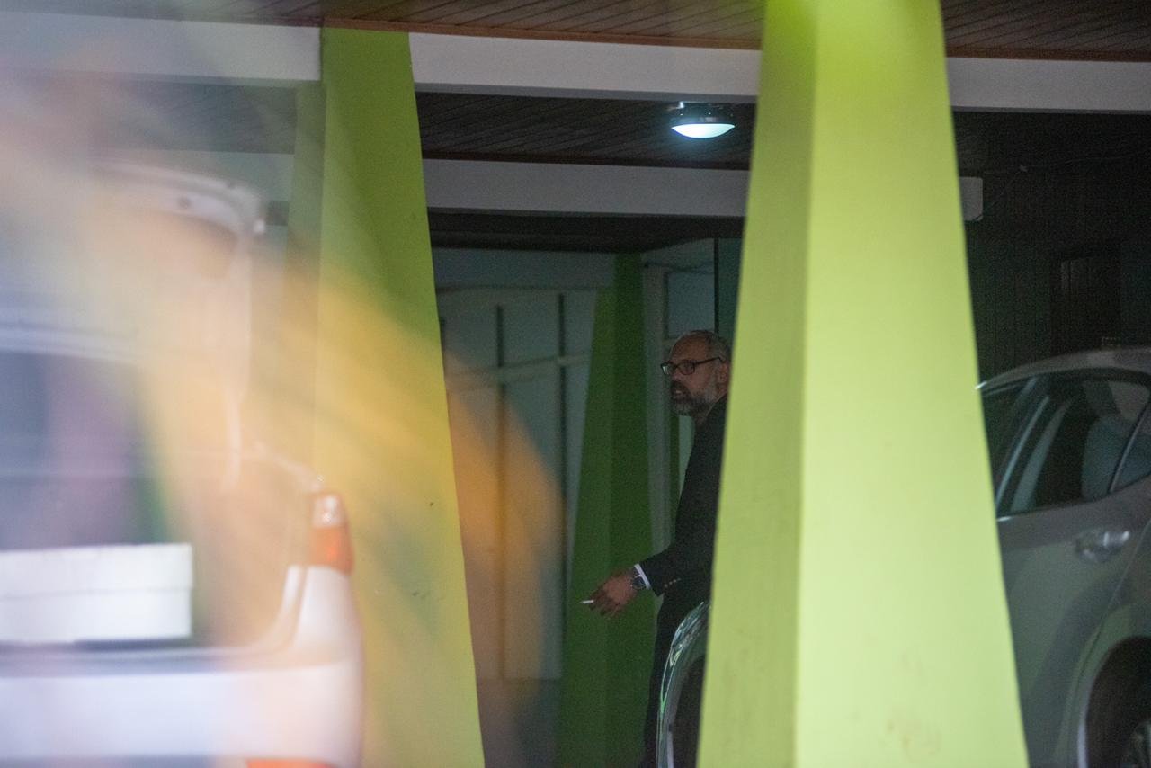 Allan dos Santos durante operação da PF em sua casa, em Brasília