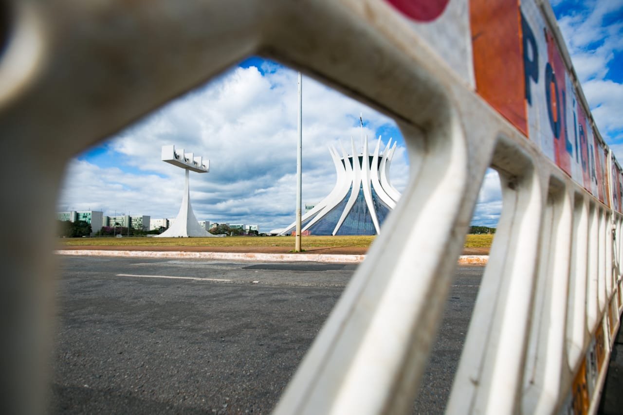 Esplanada fechada proximo a catedral apos ameacas ao bispo