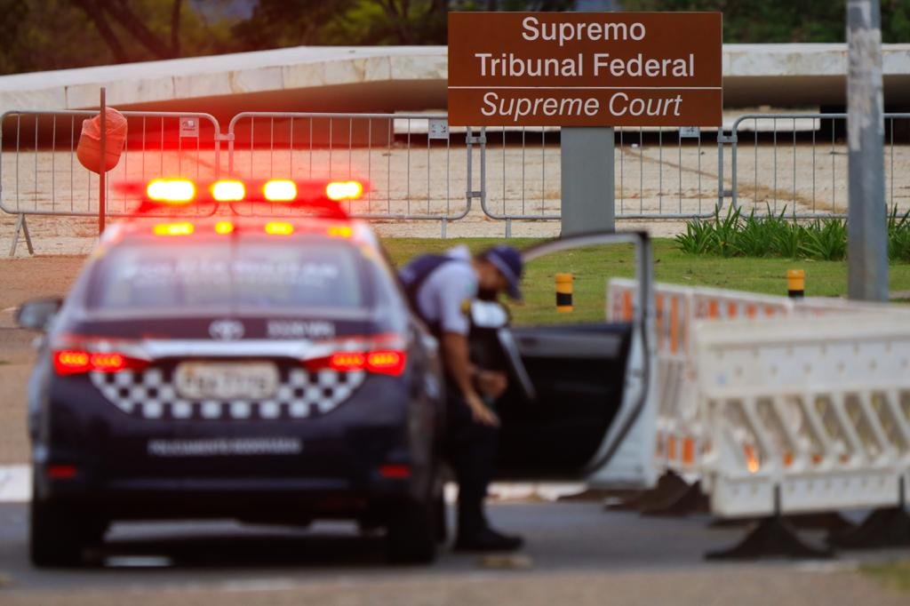 Esplanada fechada após ameaca a bispo