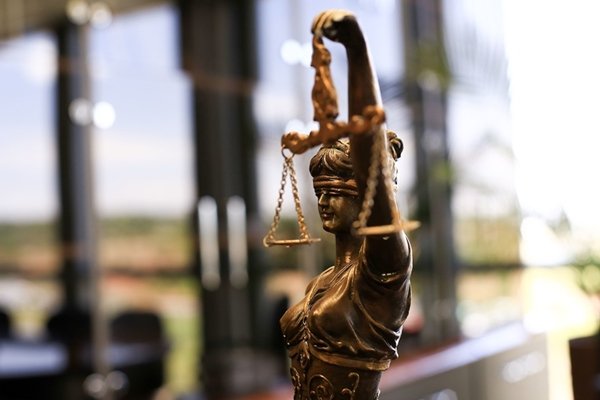 Estatueta de balança símbolo da Justiça