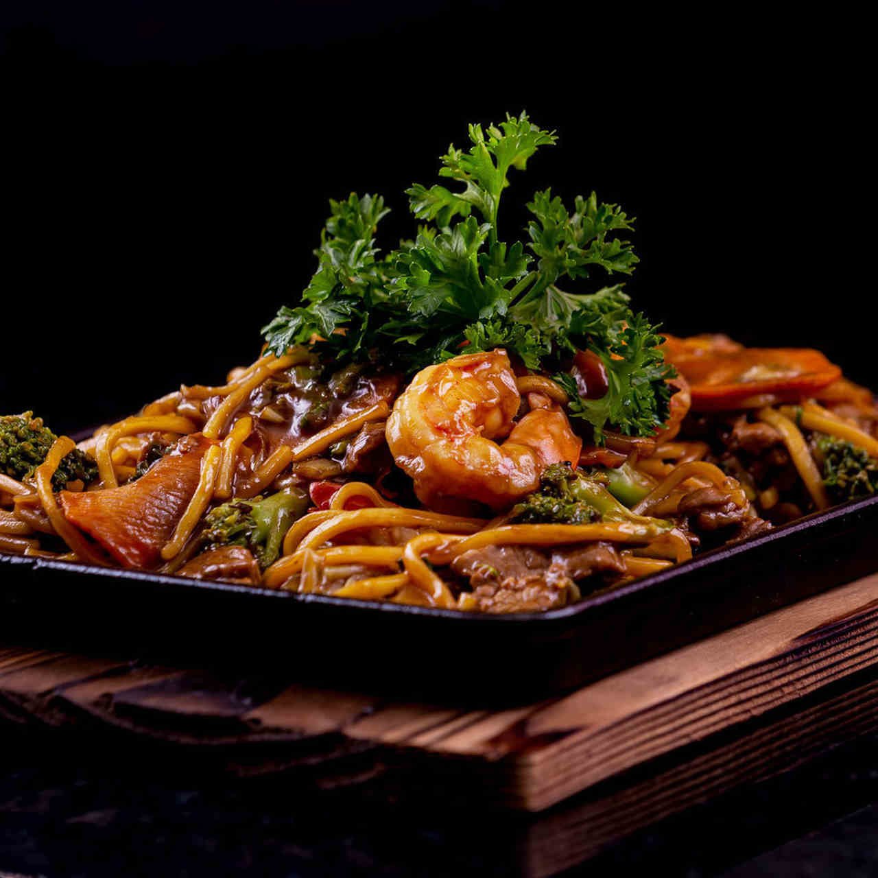 Yakissoba de camarão em travessa preta