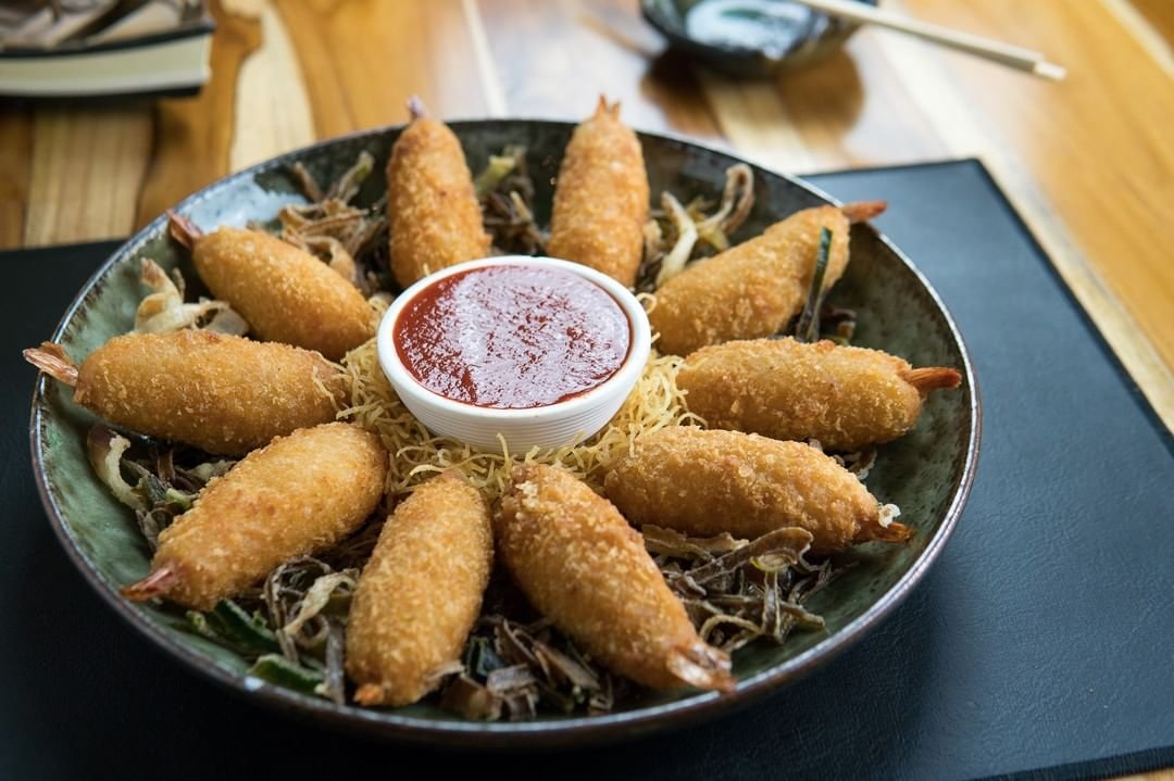 Camarões empanados com molho