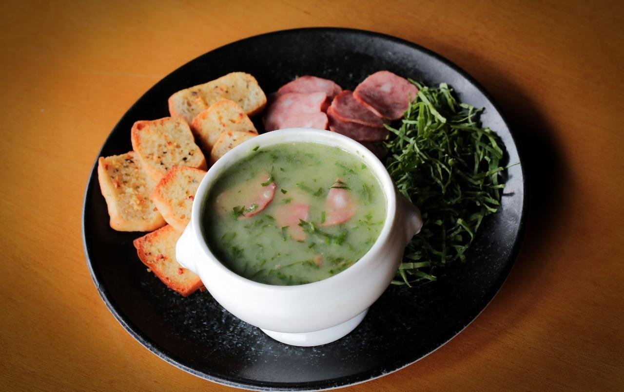 Caldo verde com torradas