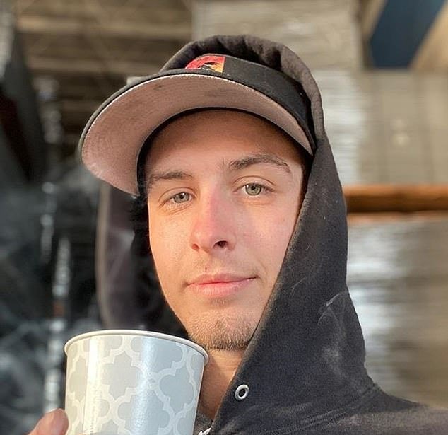 Travis Robinson com xícara na mão