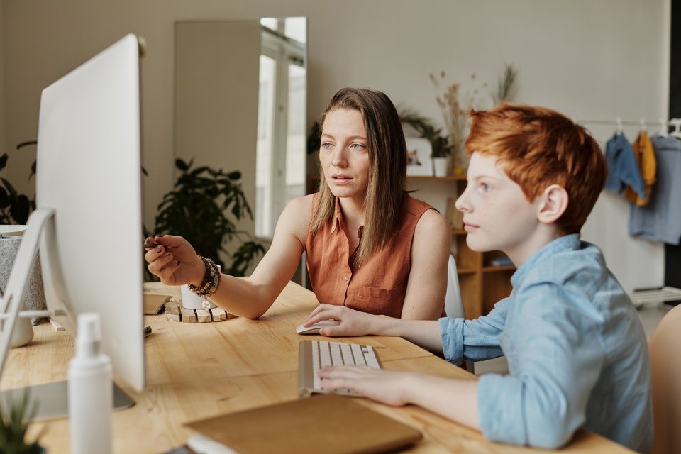 mãe e filho no computador