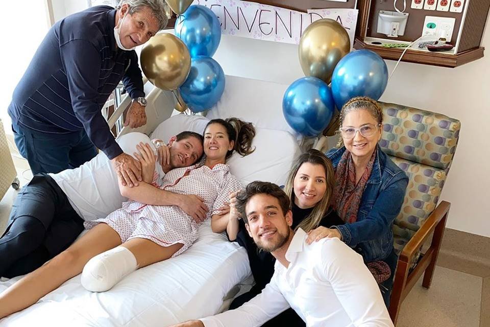 Daniella Alvarez com a família em cama de hospital