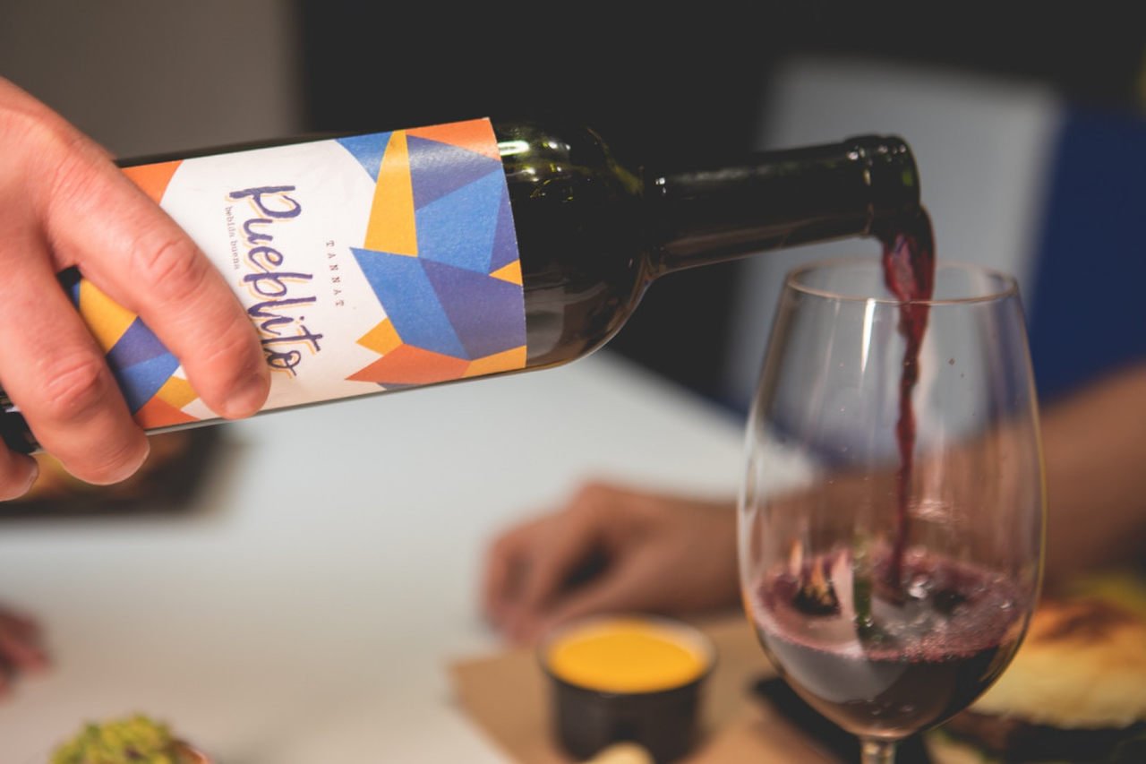 Vinho sendo derramado na taça