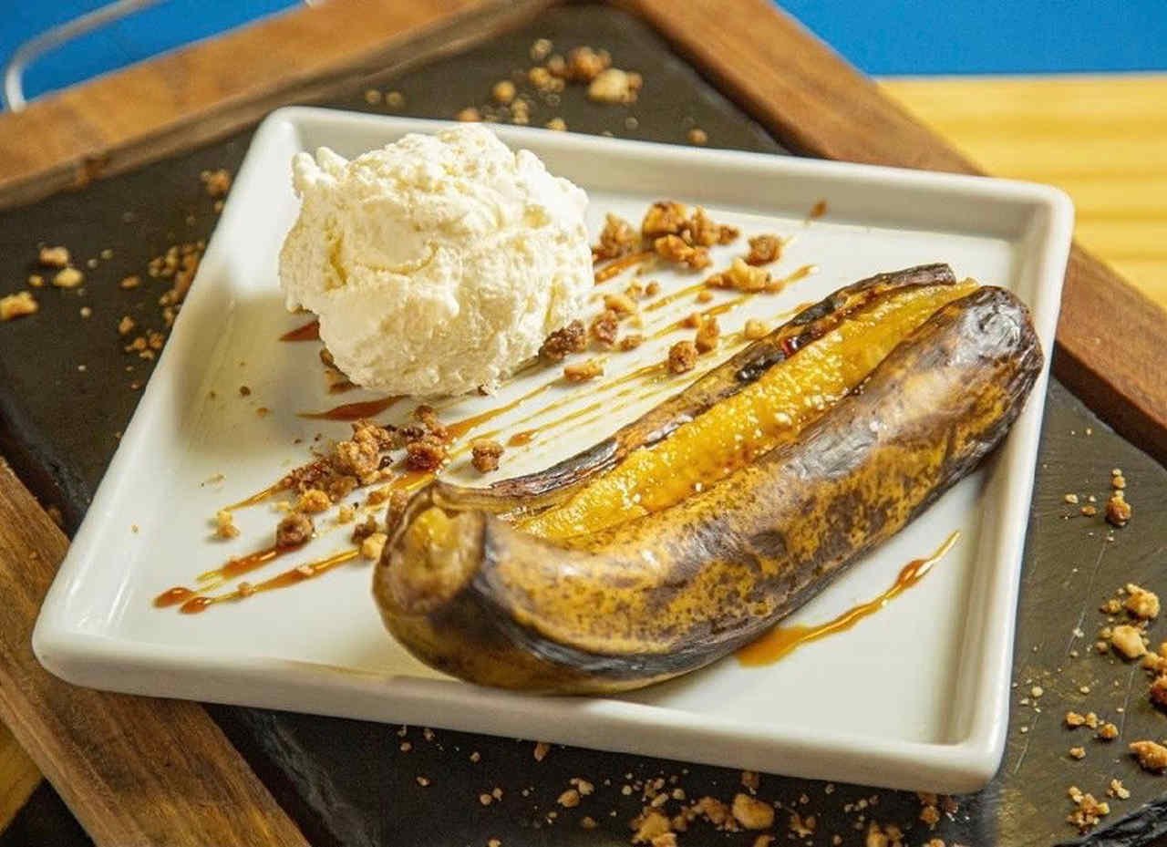 Banana assada com doce de leite