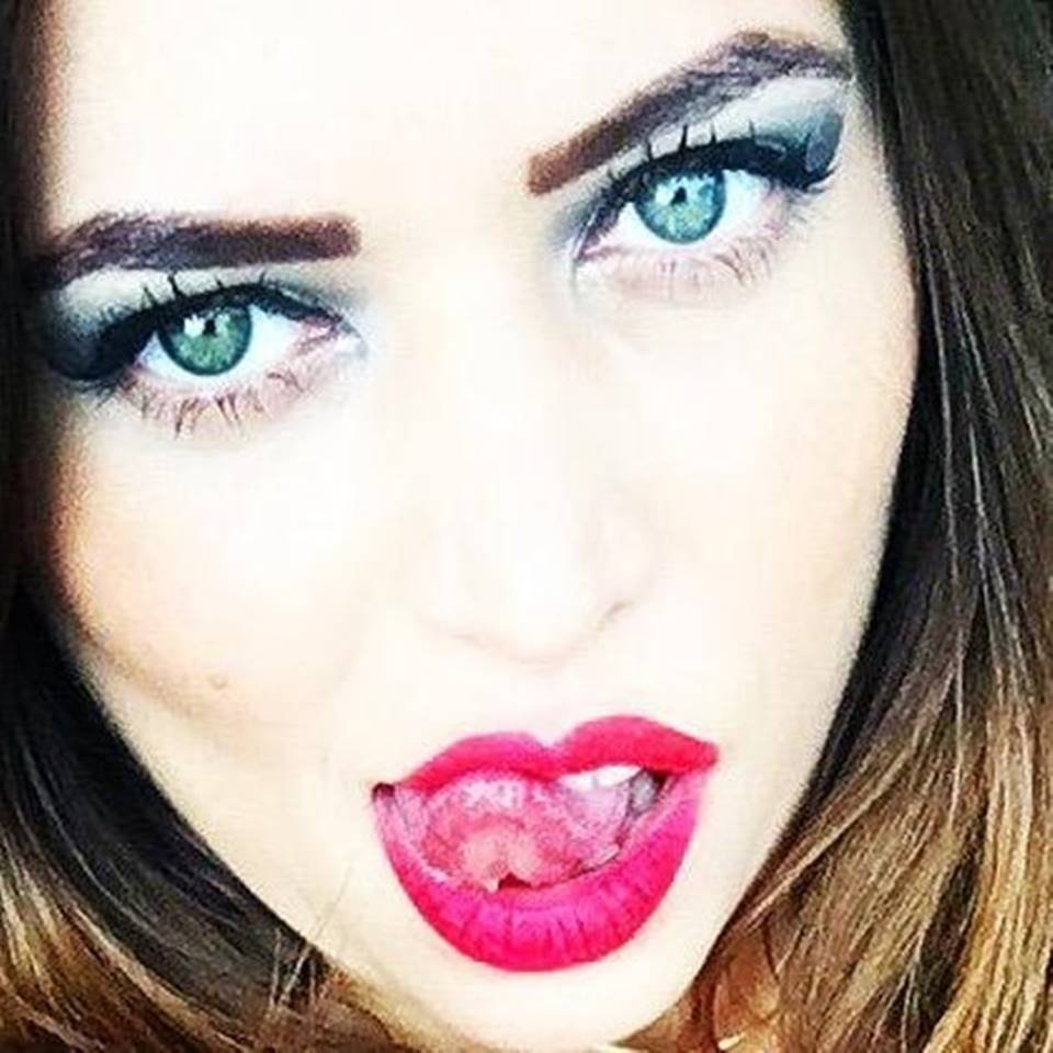 mulher de olhos verdes