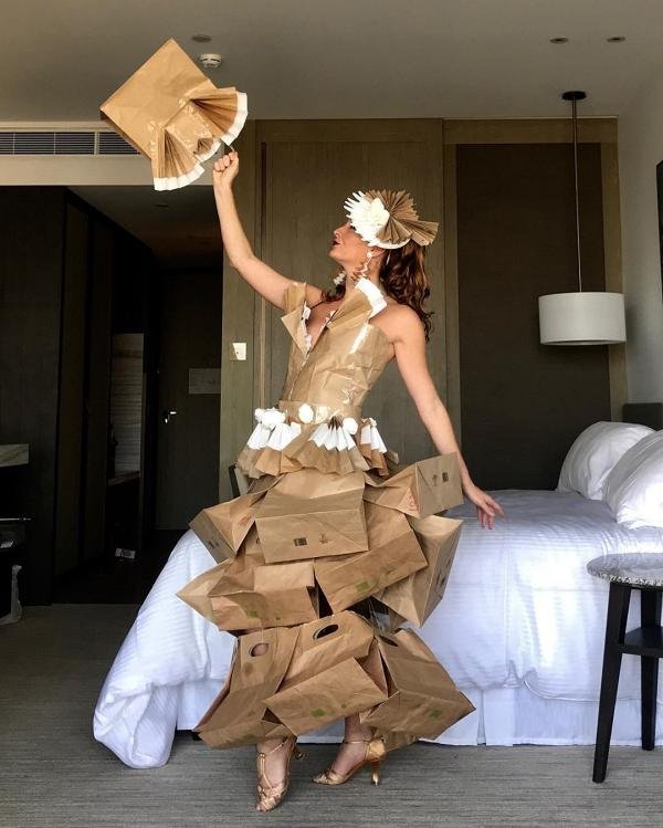 Ashleigh Perrie em roupas de papel