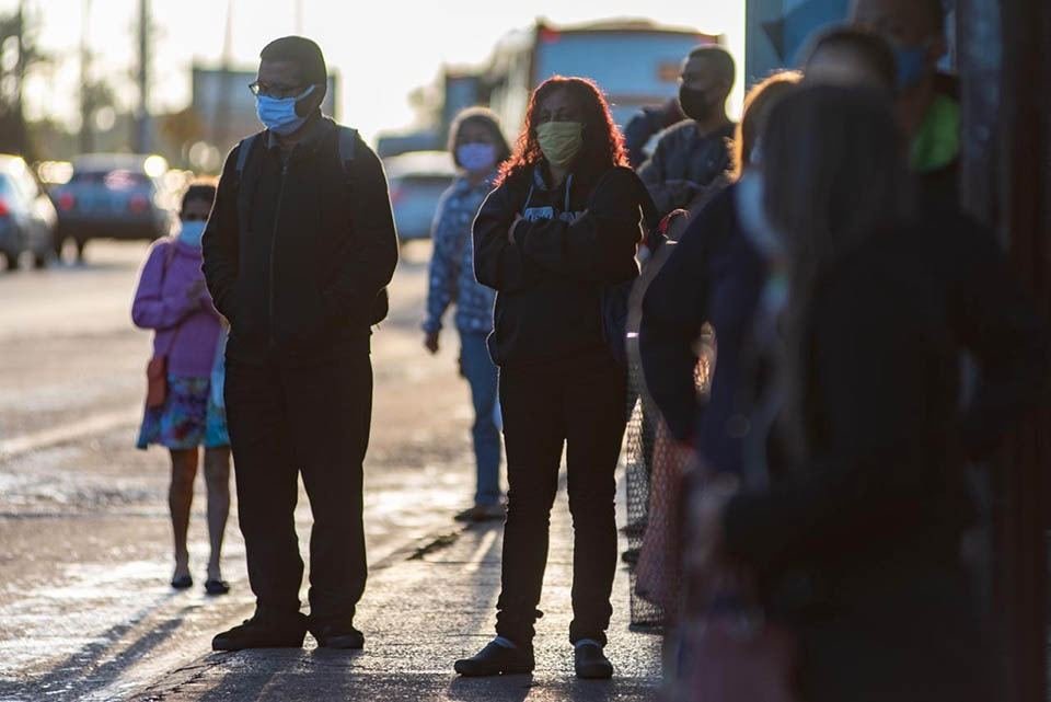 Pessoas usando máscara no DF