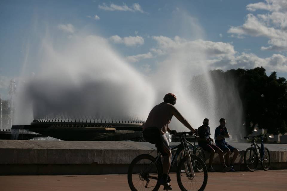 Brasilienses ignoram regras de isolamento social e aproveitam o sol durante o sábado