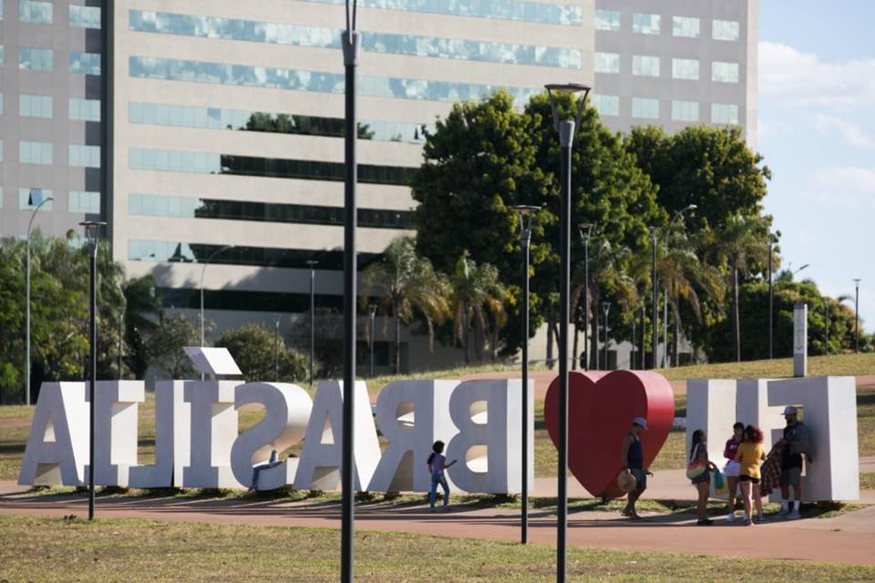 Brasilienses ignoram regras de isolamento social e aproveitam o sol durante o sábado