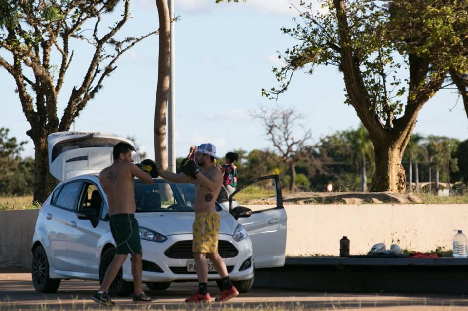 Brasilienses ignoram regras de isolamento social e aproveitam o sol durante o sábado