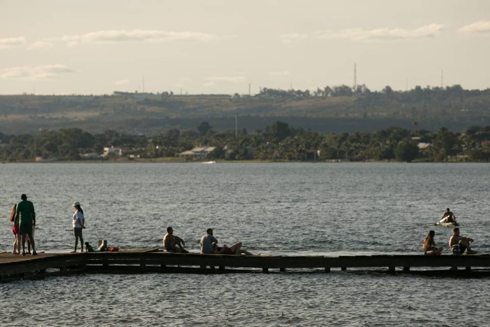 Brasilienses ignoram regras de isolamento social e aproveitam o sol durante o sábado