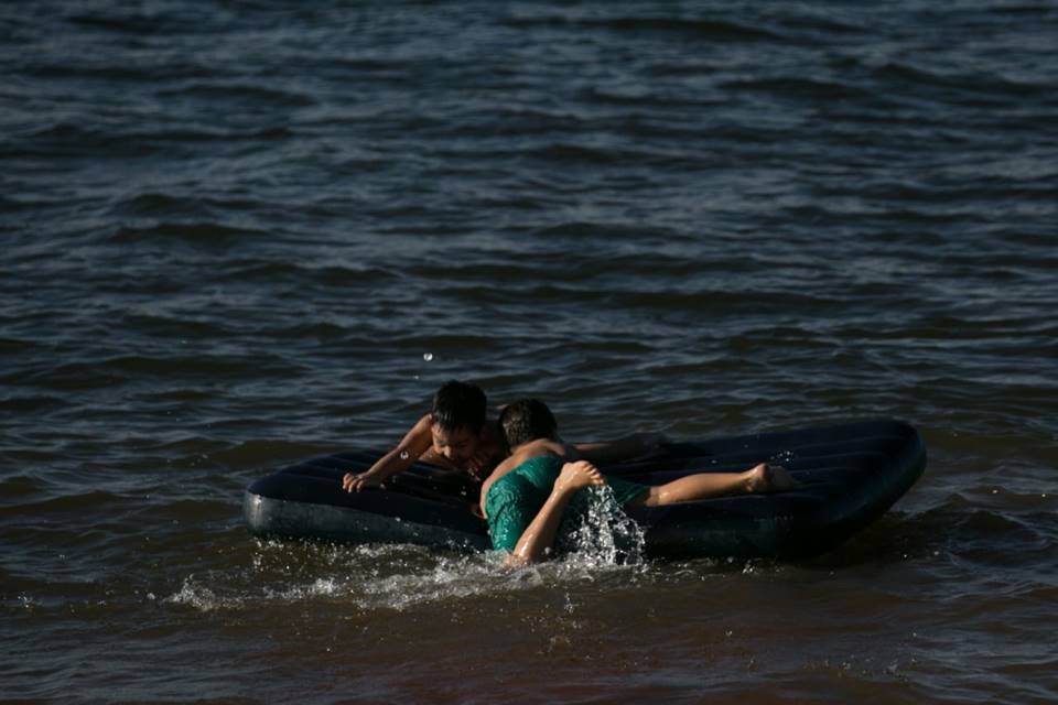 Brasilienses ignoram regras de isolamento social e aproveitam o sol durante o sábado