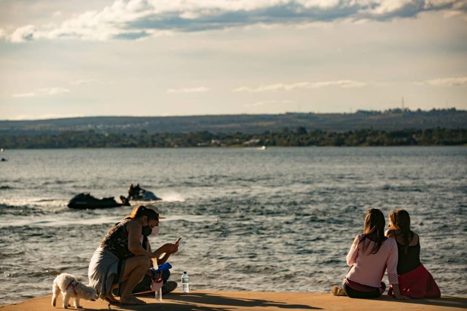 Brasilienses ignoram regras de isolamento social e aproveitam o sol durante o sábado