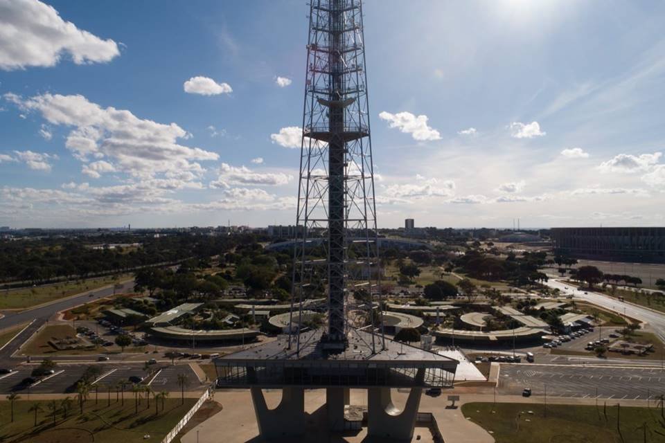 Brasilienses ignoram regras de isolamento social e aproveitam o sol durante o sábado