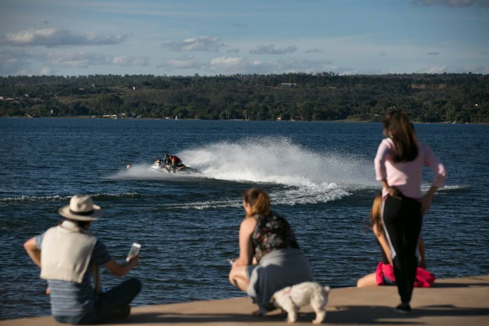 Brasilienses ignoram regras de isolamento social e aproveitam o sol durante o sábado