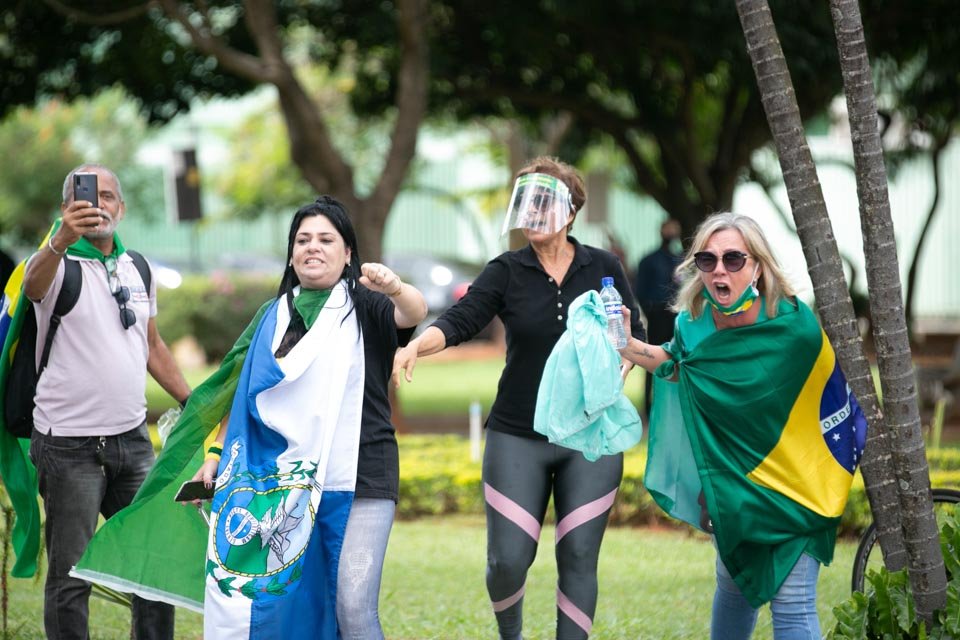 300 do Brasil agridem jornalistas no Ministério da Defesa