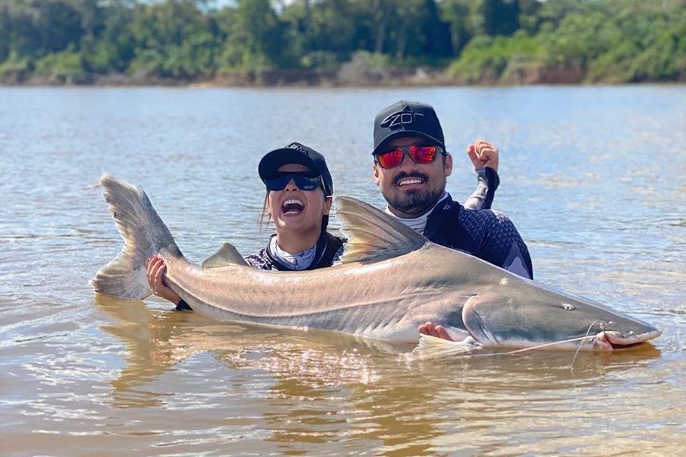 Fernando Zor e Maiara pescando