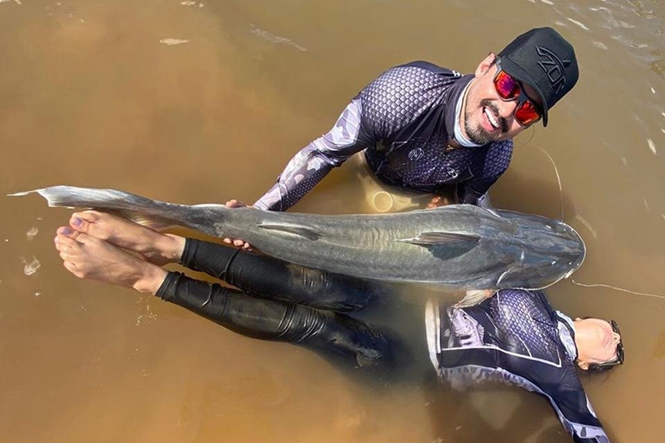 Fernando Zor e Maiara pescando