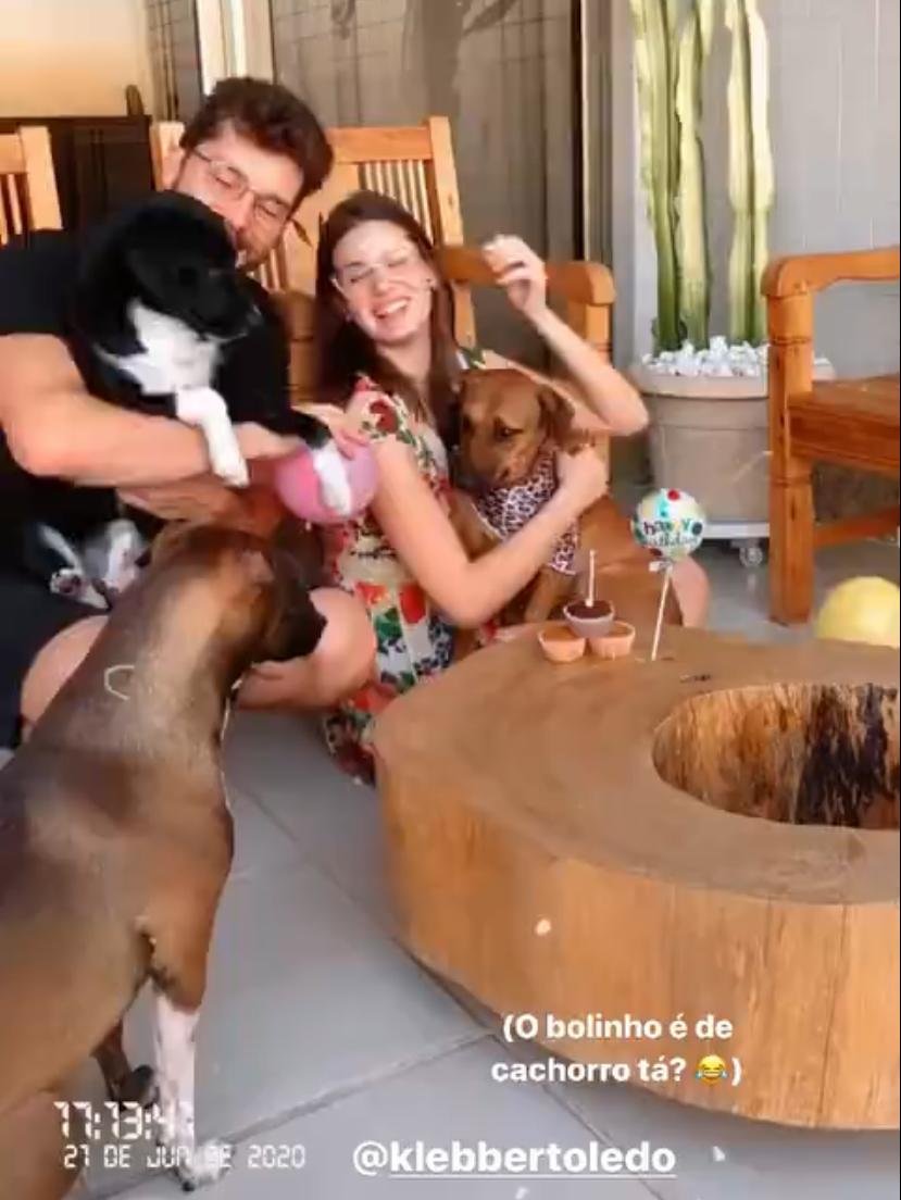 Camila Queiroz, Klebber Toledo e Pets