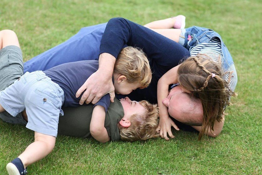 Príncipe William com George, Charlotte e Louis