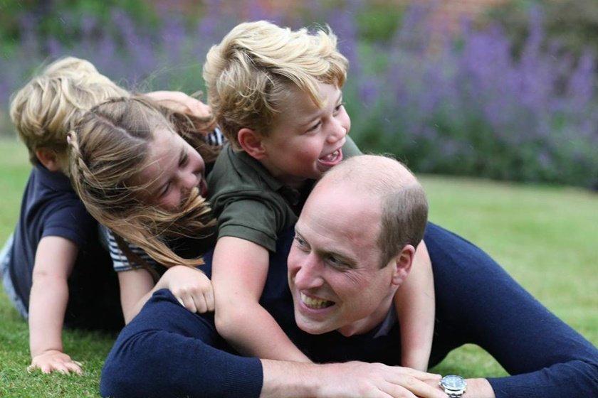 Príncipe William com George, Charlotte e Louis