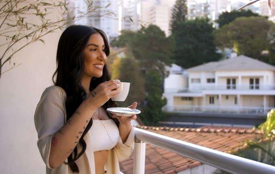 Boca Rosa, a Bianca Andrade, na varanda de sua mansão tomando café