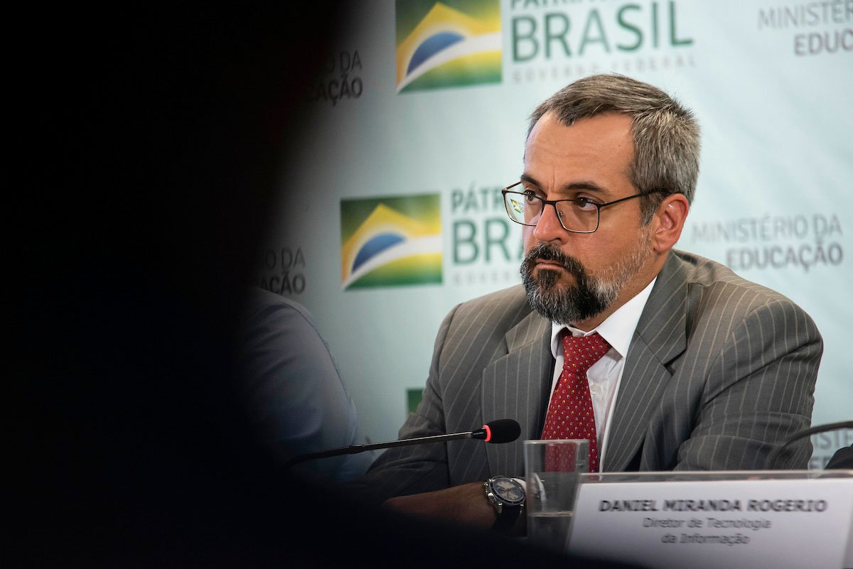 Ex ministro da Educação Abraham Weintraub durante coletiva