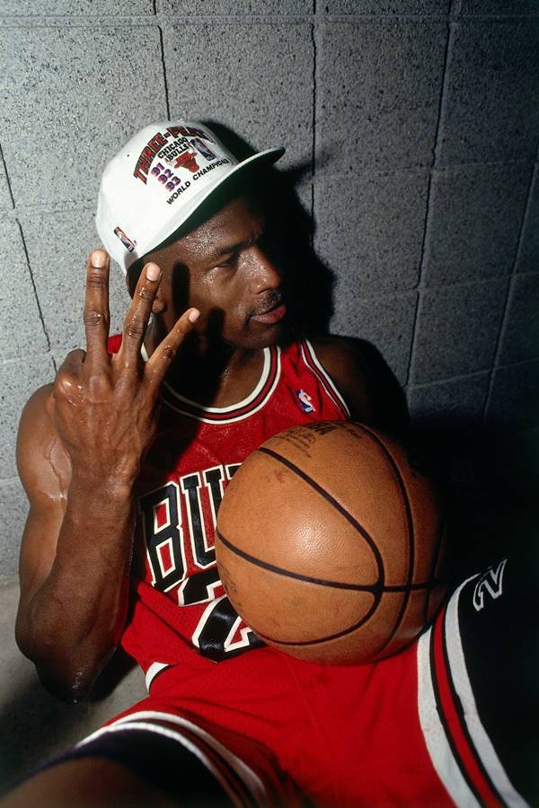 Michael Jordan segurando bola de basquete