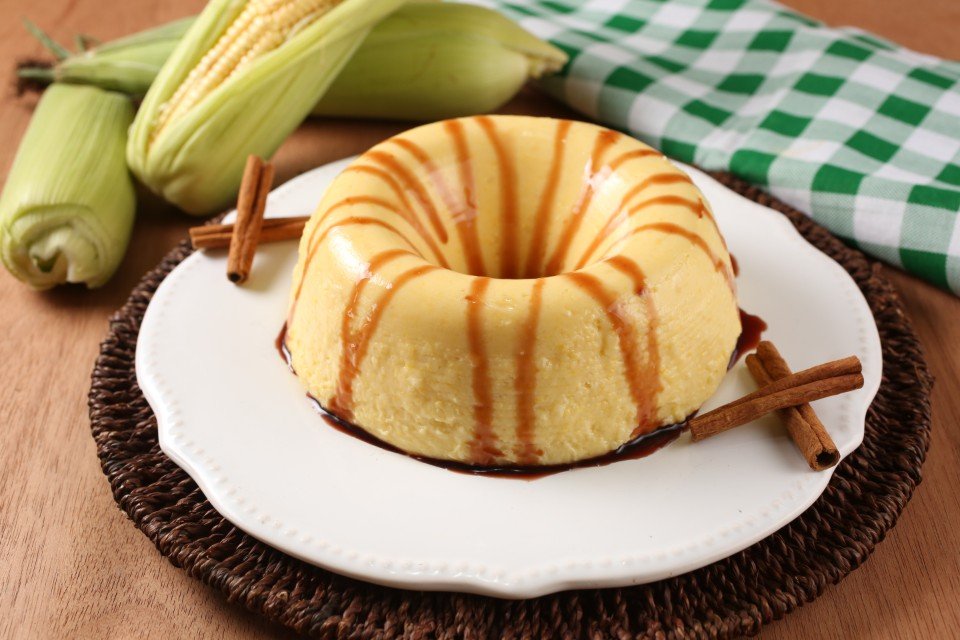 Pudim de curau de milho, espigas de milho, toalha de mesa