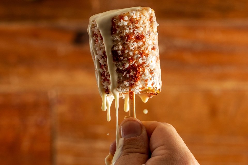 Espetinho de milho grelhado com grana padano