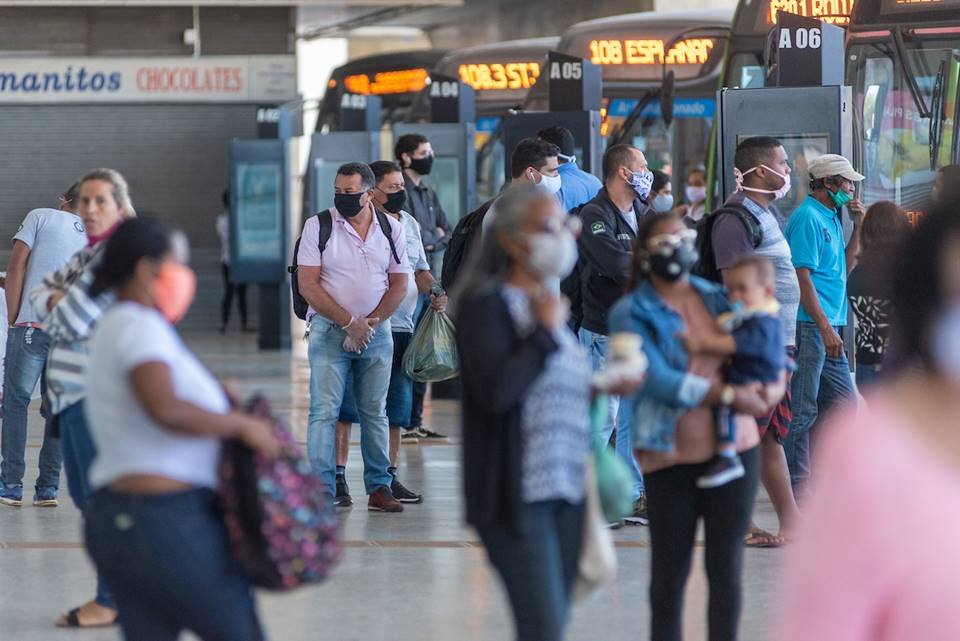 Passageiros de máscara