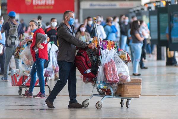 Pessoas na Rodoviária do Plano Piloto