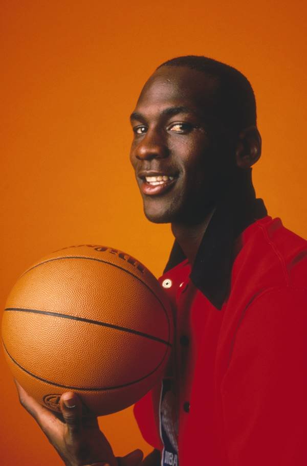 Michael Jordan segurando bola de basquete
