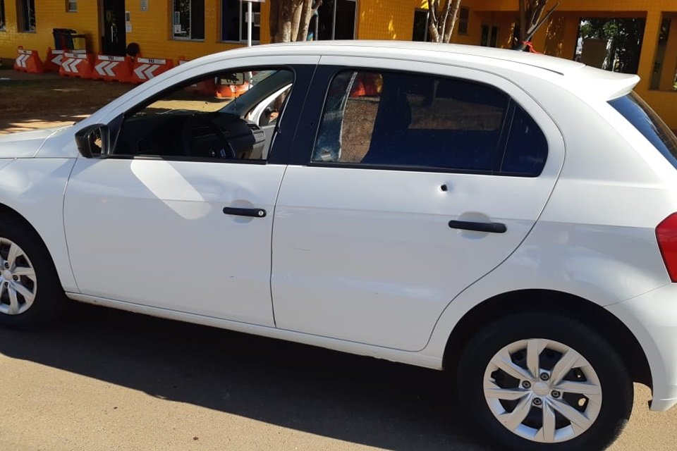 Carro atingido por disparos