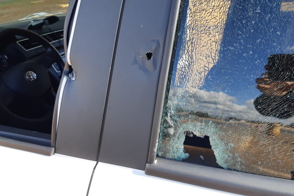Carro atingido por disparos