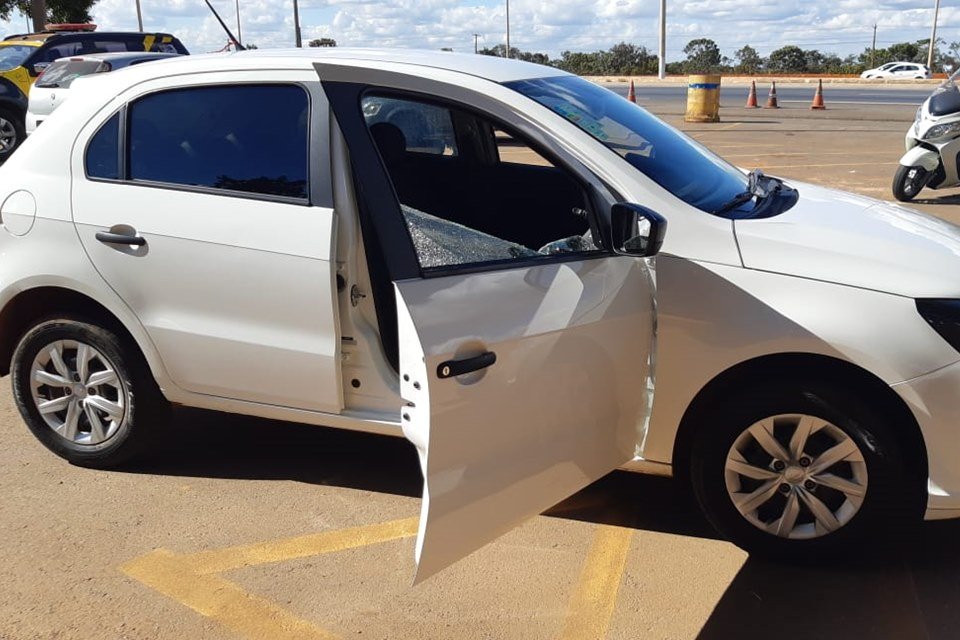 Carro atingido por disparos