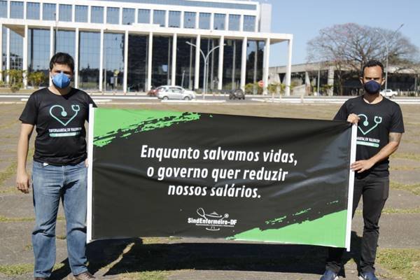 Servidores protestando