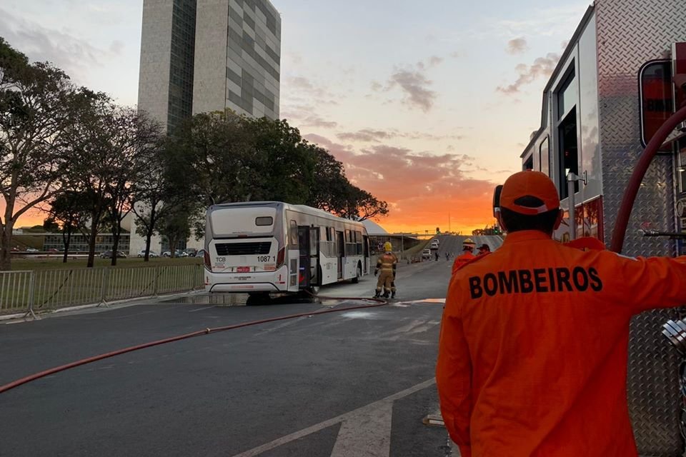 Ônibus é inciando por manifestante antiBolsonaro
