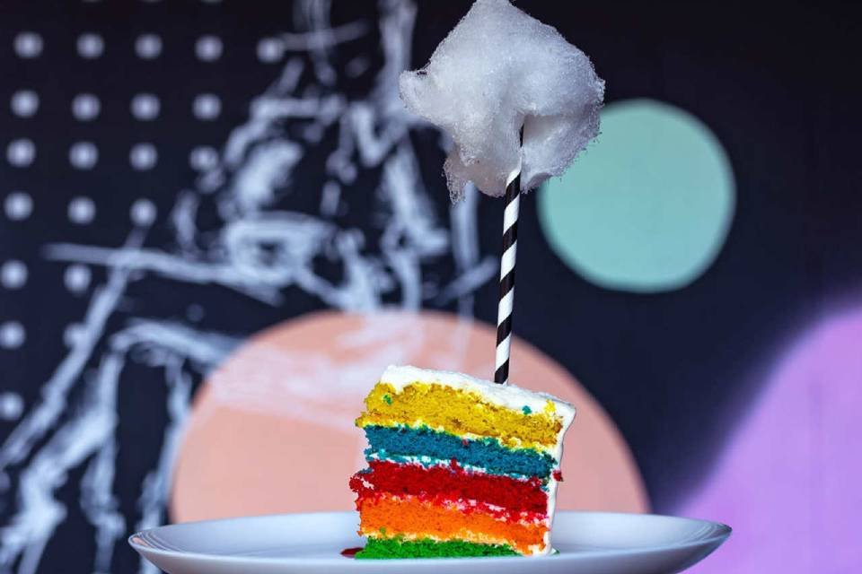 Bolo colorido e algodão doce