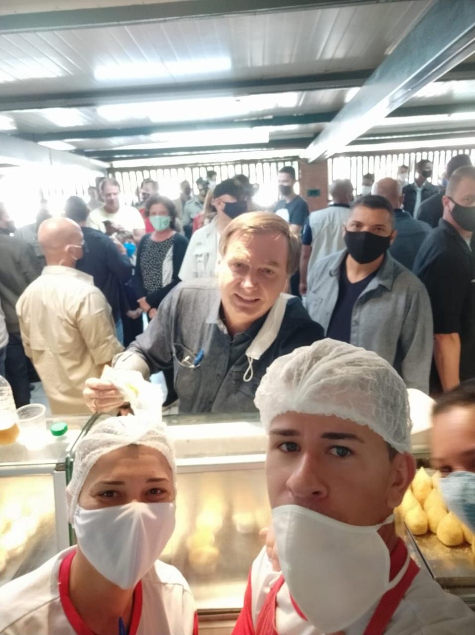 Jair Bolsonaro vai a lanchonete