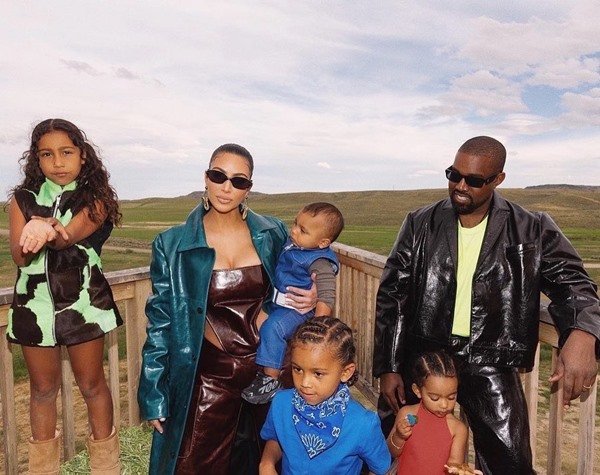 Kim Kardashian, Kanye West e filhos vestindo Mowalola