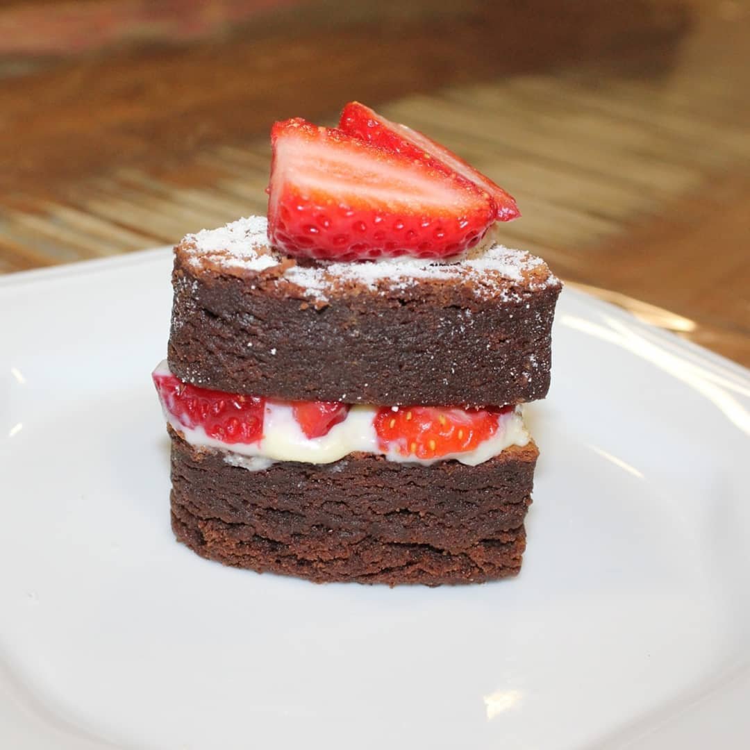 Brownie em formato de coração com morangos