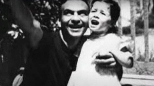 Débora Duarte, em foto da infância, com Lima Duarte